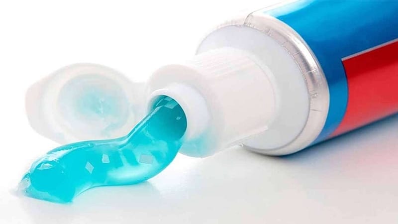 Bạn có thể dùng kem đánh răng để xóa vết xước trên bề mặt nhựa hiệu quả